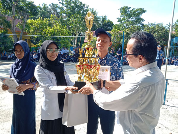 Penyerahan Juara Porseni 1