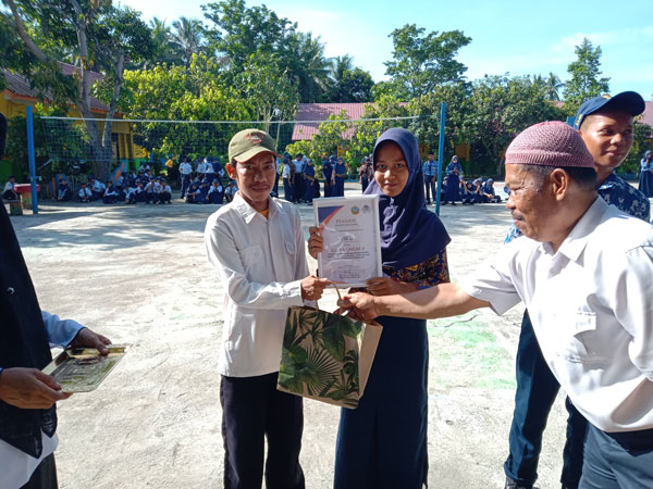 Penyerahan Juara Porseni 2